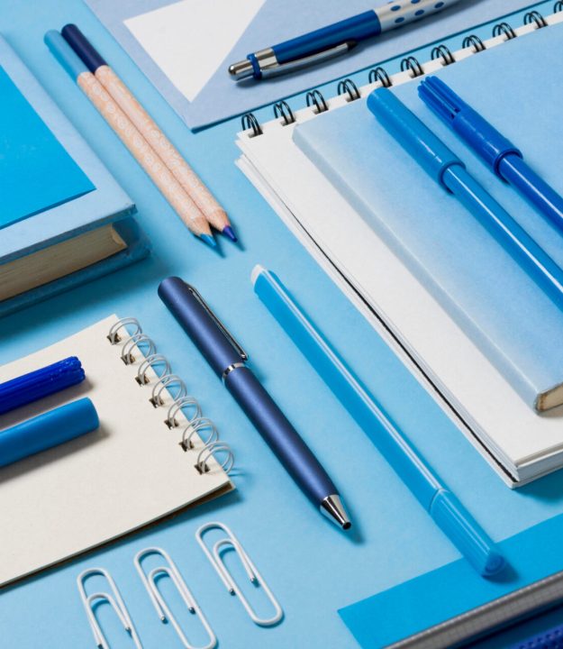 composicion-escritorio-alto-angulo