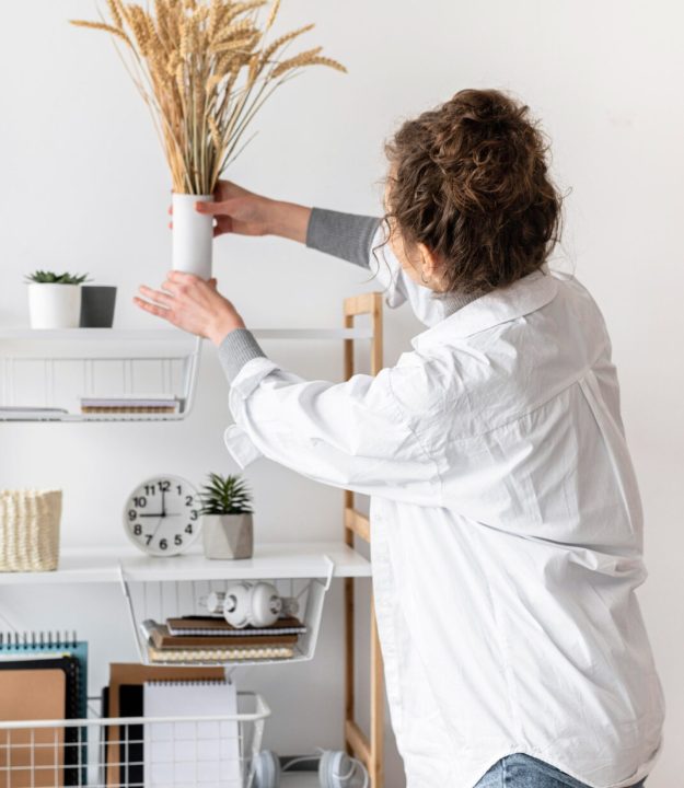 mujer-sosteniendo-jarron-tiro-medio